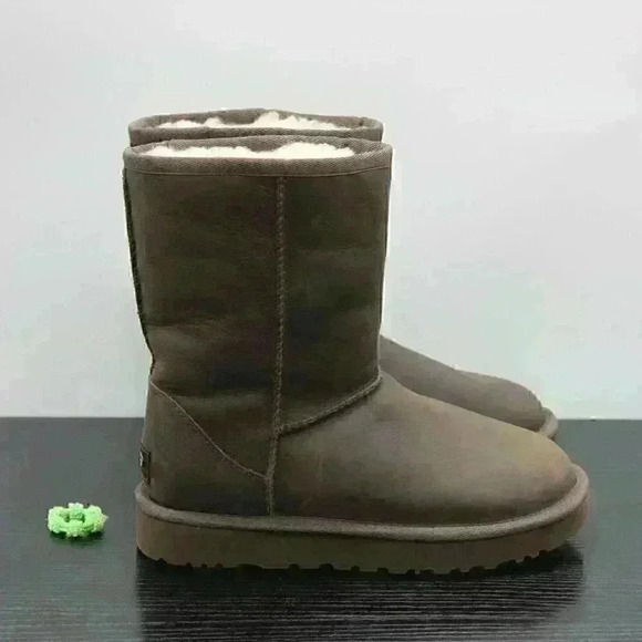 UGG Women’s Classic Brown Leather Boots - Picture 7 of 11